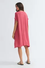 Blusa irregular color rosa con detalle de encaje en el ruedo.