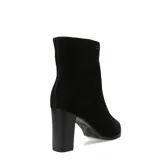 Bota de caña baja Bottero, confeccionada en cuero negro con acabado gamuzado. Presenta diseño de punta fina, taco cuadrado de altura media y cierre lateral interno.