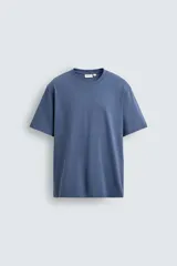 Camiseta de corte regular confeccionada en tejido de algodón compacto, con cuello redondo y manga corta.