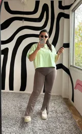 Calza de morley color marrón chocolate con textura acanalada, diseño de corte recto con abertura lateral inferior con cierre.