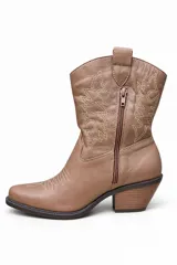 Bota tejana de cuero blanco, de caña media con costuras decorativas negras en contraste, diseño occidental, punta fina y tacón cubano de madera.
