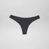 Pack de cinco tangas de algodón con bordes festoneados. El pack incluye tres unidades negras y dos unidades blancas.