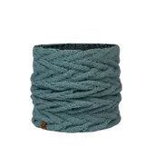 Cuello de punto trenzado color celeste, con interior forrado en polar. Cuenta con una pequeña etiqueta de cuero sintético con el logo de la marca en la parte inferior.