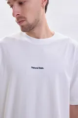 Remera de manga corta con corte oversize, color blanco, con bordado pequeño en el centro del pecho con la frase Natural State.