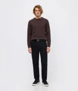 Suéter básico masculino de la marca Marfinno, confeccionado en fleece con felpa texturizado color marrón, de manga larga y cuello redondo con puños y dobladillo acanalados.