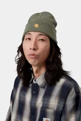 Gorro tipo beanie Carhartt WIP modelo Chase Beanie, color verde militar, confeccionado en tejido de canalé elástico con el logo bordado en la parte frontal.