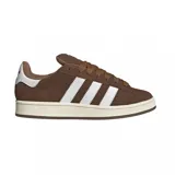 Championes Adidas modelo Campus 00s, color marrón con las icónicas tres tiras laterales en blanco. Presentan un diseño de inspiración retro con capellada de gamuza, cordones anchos y suela de goma en tono crema.