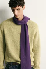 Jersey relaxed fit tejido en hilatura de algodón de color verde, con cuello redondo, manga larga y acabados en rib.