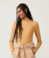 Blusa de punto acanalado marca Blue Steel, con cuello alto y manga larga. Confeccionada en tejido retilínea de textura acanalada.