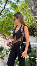 Top negro con escote halter y espalda descubierta, confeccionado en lino.