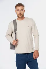 Mochila de lona tipo canvas lisa, color verde oliva con base gris.