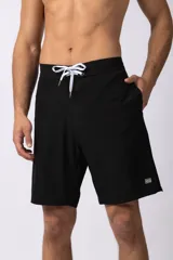Short de baño negro con corte moderno, confeccionado en tela liviana de secado rápido con elasticidad. Presenta cintura con cordón ajustable blanco y un pequeño parche con logo en la parte inferior.