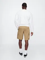 Bermuda cargo color verde militar con bolsillos laterales con solapa y bolsillos delanteros, de corte recto.