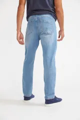 Jean recto de hombre, calce straight, cintura regular con tiro medio, logo bordado y pasa cinto.