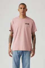 Remera rosa de corte relajado con logo Levi's estampado en el pecho.