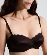 Soutien strapless color marrón oscuro, confeccionado en microfibra con detalles de encaje en el borde superior de las copas. Posee aros, copas estructuradas y breteles finos removibles.