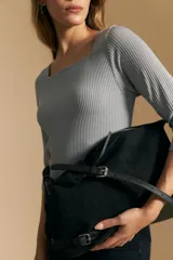 Remera de tejido acanalado (rib) color blanco, con escote cuadrado y mangas tres cuartos, de ajuste entallado al cuerpo.