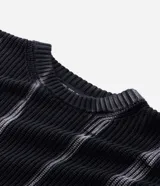 Suéter de punto con diseño texturizado y efecto acid wash, de corte boxy, cuello redondo y manga larga.