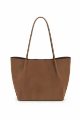 Cartera tipo shopper de gamuza color marrón, con diseño minimalista, formato amplio y asas largas para llevar al hombro.