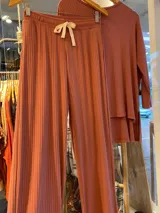 Pantalón de morley color ladrillo, de corte recto con bolsillos laterales.