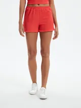 Shorts de mujer color rojo, con textura fruncida o smock en toda la prenda y borde inferior ondulado.