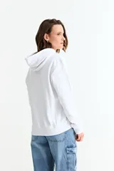 Canguro liso de color bordó, con capucha ajustable mediante cordones y bolsillo frontal tipo canguro.