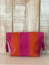 Sobre de gamuza con diseño de franjas verticales en colores fucsia y naranja, con tiras laterales terminadas en borlas.