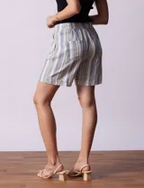 Short azul de lino con pretina elastizada, lazo de ajuste y bolsillos delanteros.