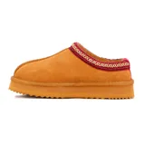 Pantufla de cuero gamuzado color camel con plataforma dentada y detalle de cinta tejida decorativa en el borde superior.