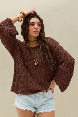 Sweater marrón de tejido abierto estilo crochet, de manga larga y diseño holgado.