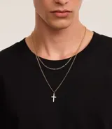 Collar doble dorado, con una cadena de eslabones y otra con dije de cruz.