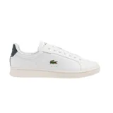 Championes Lacoste modelo Carnaby Pro, de diseño clásico y minimalista en color blanco. Presentan el icónico logo del cocodrilo bordado en el lateral, con detalles en color azul oscuro en el talón y suela de goma al tono.