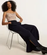 Pantalón pantalona de sastrería con rayas verticales, trabillas en la cintura y cierre con botón y cremallera. Confeccionado en poliéster, viscosa y elastano.