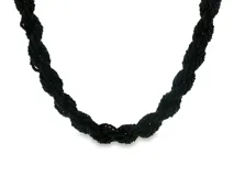Collar de cuentas entrelazadas color negro con diseño texturizado y voluminoso a base de múltiples mostacillas.