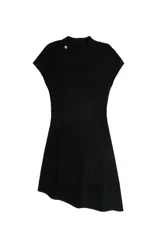 Vestido corto negro de manga corta con detalle cut out en el hombro, silueta recta y dobladillo asimétrico.