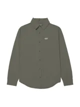Camisa de manga larga Caterpillar color verde militar, con cuello camisero, cierre frontal de botones, bolsillo en el pecho con etiqueta del logo y dobladillo redondeado.