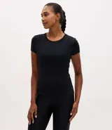 Remera deportiva de microfibra con cuello redondo y manga corta, de corte ajustado al cuerpo.