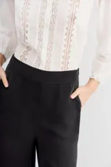 Pantalon palazzo de tiro alto, confeccionado en tejido de cupro y viscosa con textura sedosa. Presenta un diseño de corte recto con caída fluida, largo al piso y bolsillos laterales.