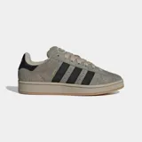 Championes Adidas modelo Campus 00s, con diseño inspirado en los años 80. Presentan una parte superior de gamuza texturizada en color verde oliva, con las icónicas tres rayas laterales en negro y detalle en el talón. Cuentan con cordones anchos y suela de goma en tono beige.