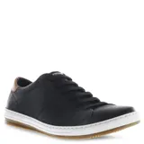 Zapatos casuales de hombre Freeway, color negro con detalle en talón color tostado. Presentan cordones al tono, costuras decorativas y perforaciones laterales. Cuentan con suela blanca y base de goma color caramelo.