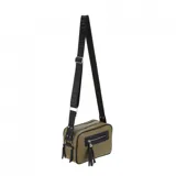 Bandolera de cuero sintético en color verde oliva con detalles en negro, incluyendo bolsillo frontal con cierre y borla decorativa. Cuenta con correa ajustable negra y doble compartimento principal.