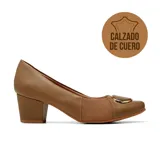Zapato de tacón medio Usaflex, diseñado especialmente para brindar confort a personas con juanetes. Confeccionado en cuero negro con paneles laterales de tejido elástico y detalle de aplique metálico en la puntera.