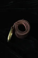 Cinturón de cuero marrón con hebilla ovalada dorada.