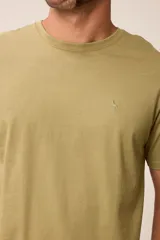 Remera básica de manga corta con cuello redondo y corte regular fit. Presenta un pequeño bordado en el pecho.