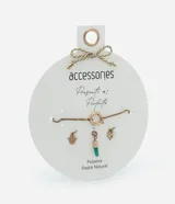 Pulsera de cadena ajustable en tono dorado con tres dijes colgantes: una mano de Fátima, un dije cilíndrico con piedra natural verde y un trébol de cuatro hojas.