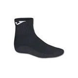 Medias deportivas Joma de corte tobillero, color negro, con tejido transpirable y logo de la marca bordado en el puño.