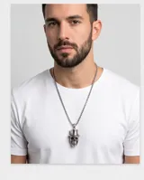 Collar de acero inoxidable con cadena de eslabones y dije colgante en forma de calavera con sombrero de copa.