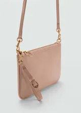 Cartera tipo sobre o clutch de tamaño mediano en color rosado con acabado efecto gamuza. Cuenta con cierre de cremallera superior, correa de hombro ajustable y extraíble, y logo de la marca MNG grabado en relieve en la parte frontal.