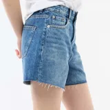 Short de jean tiro alto en color azul, con dobladillo deshilachado y cinco bolsillos clásicos.
