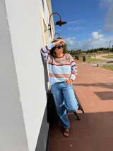 Sweater de lana con diseño de rayas horizontales en tonos celeste, bordó y beige.